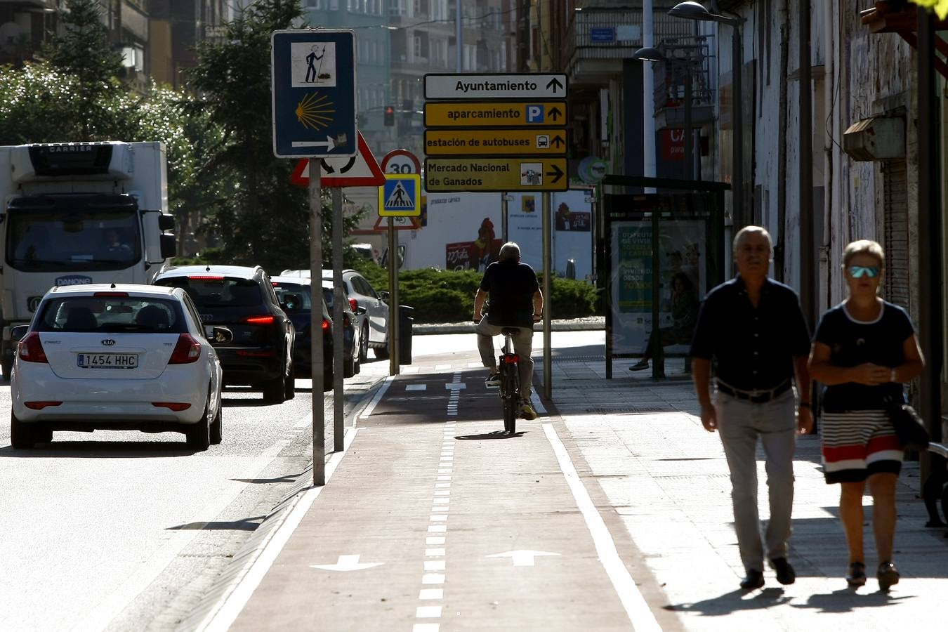 Fotos: Así es el primer carril bici que entra en la ciudad de Torrelavega