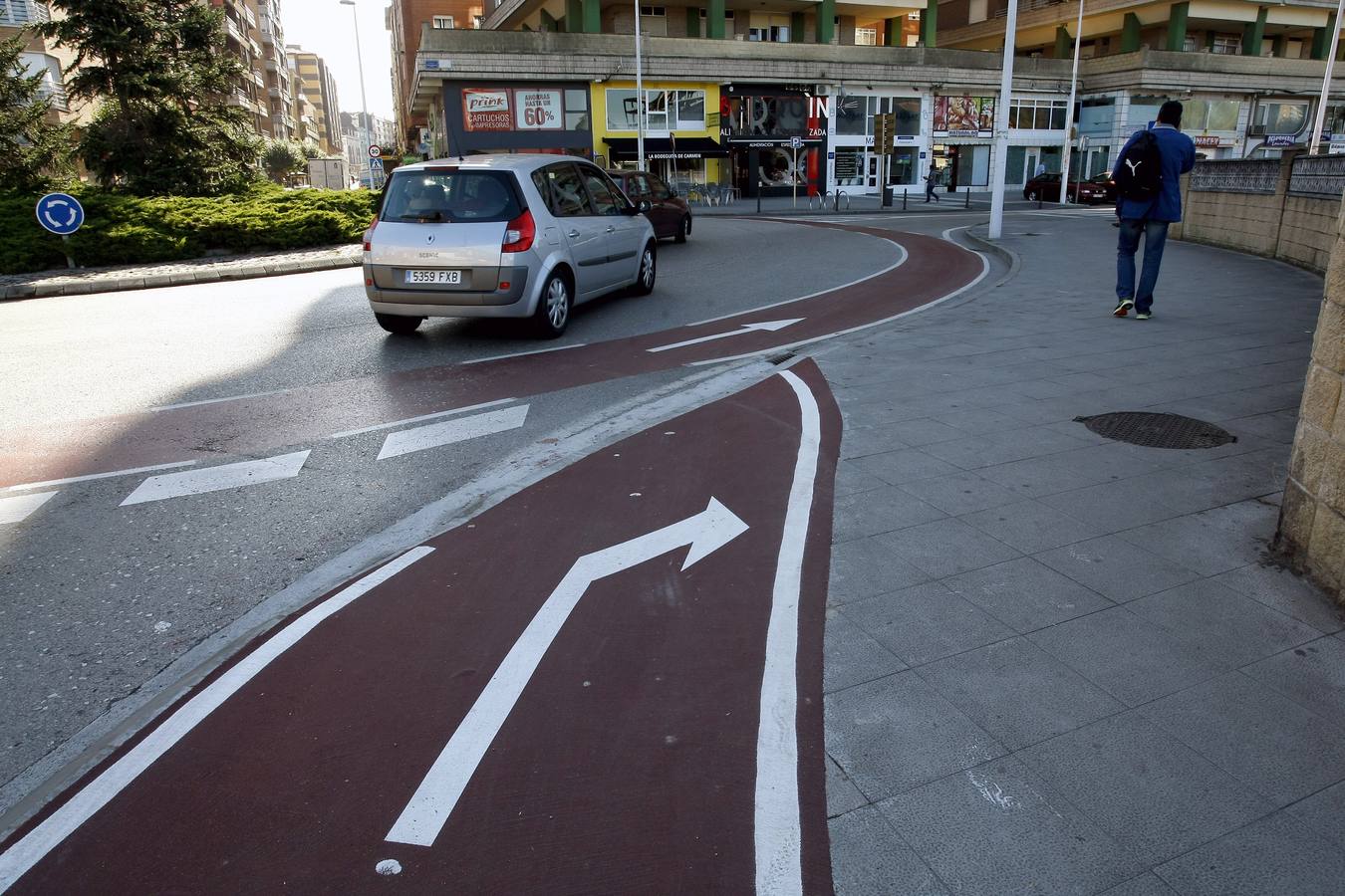 Fotos: Así es el primer carril bici que entra en la ciudad de Torrelavega