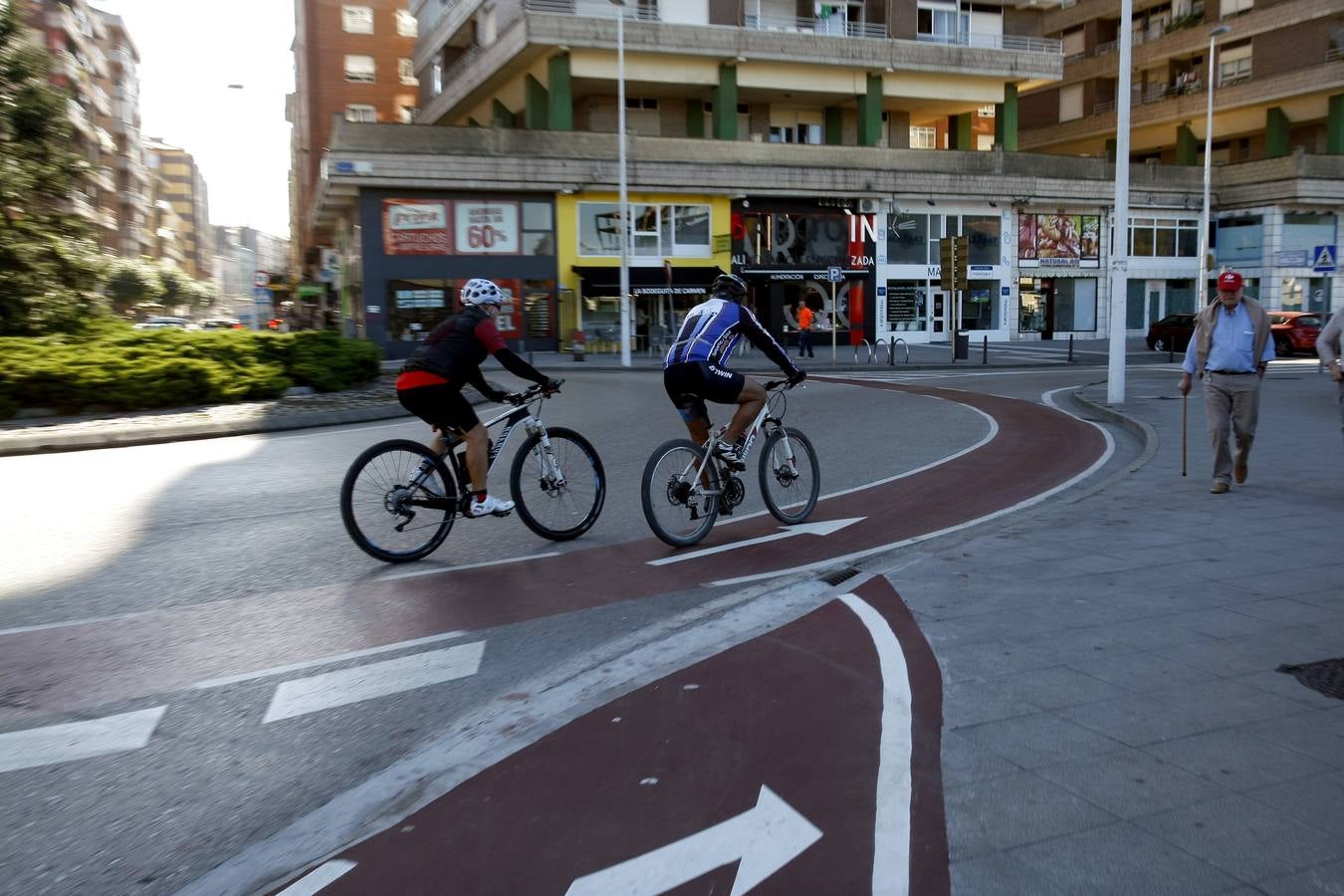 Fotos: Así es el primer carril bici que entra en la ciudad de Torrelavega