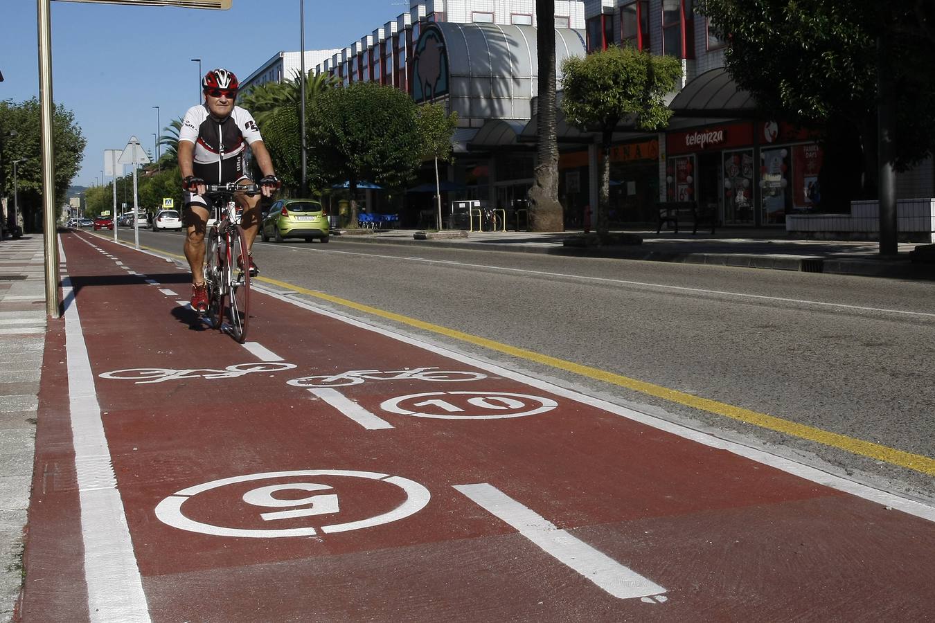 Fotos: Así es el primer carril bici que entra en la ciudad de Torrelavega