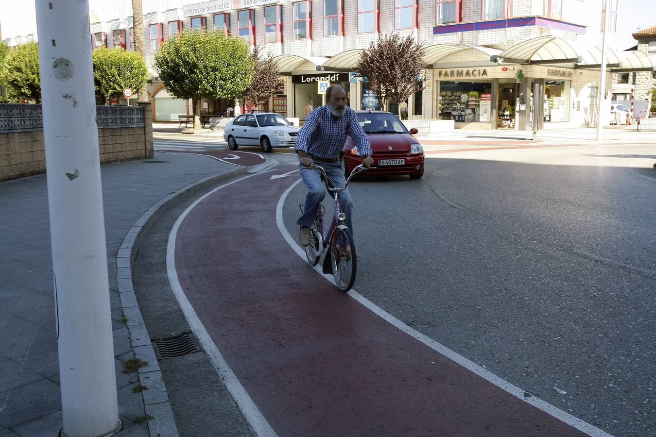 Fotos: Así es el primer carril bici que entra en la ciudad de Torrelavega