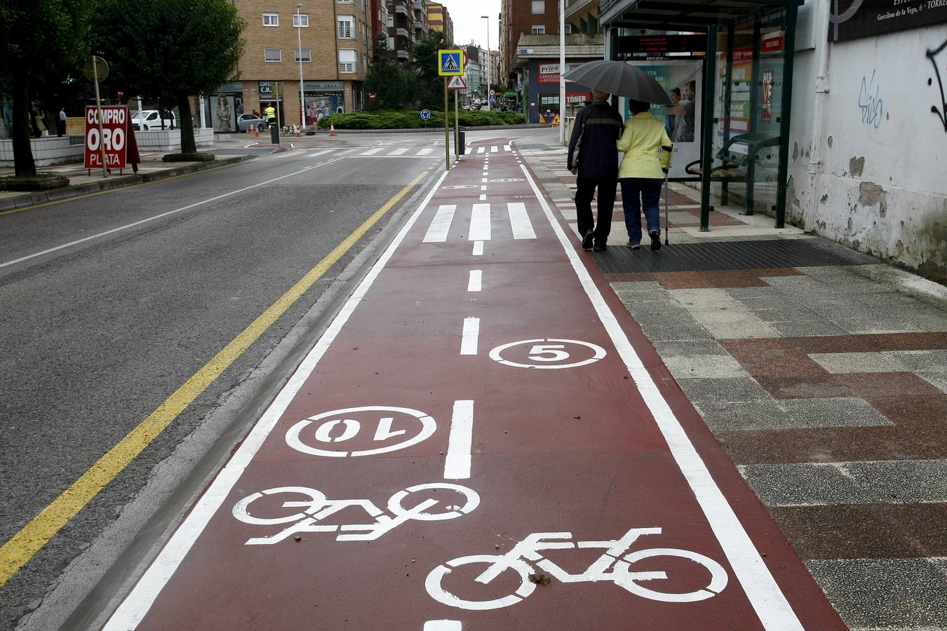 Fotos: Así es el primer carril bici que entra en la ciudad de Torrelavega
