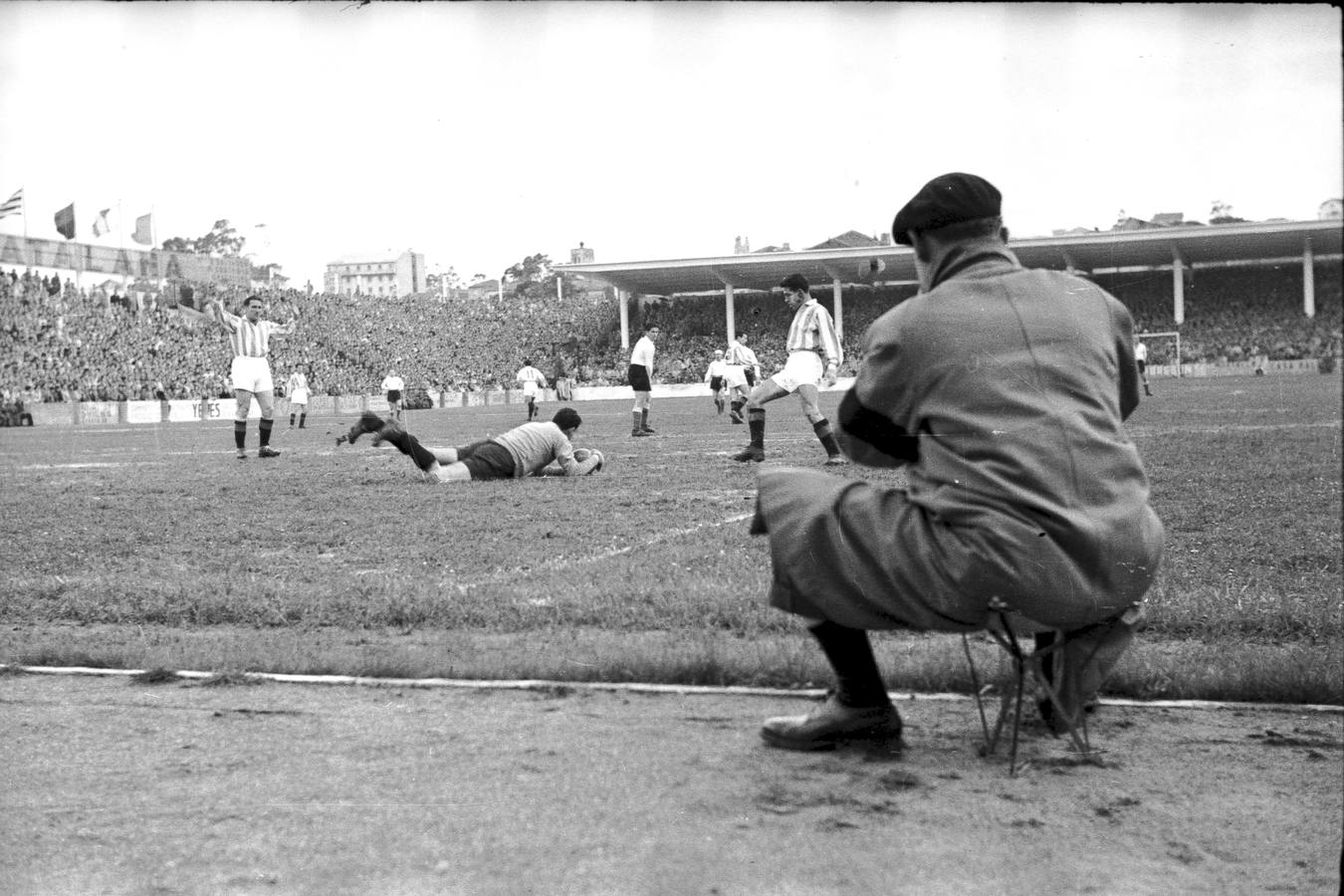 Foto de un partido de fútbol con el fotógrafo Alejandro Quintana en primer plano. 