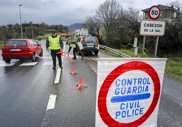 La Guardia Civil monta un control de alcoholemia en la carretera de acceso a Cabezón de la Sal. 