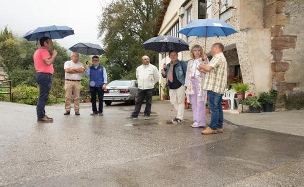 Visita de Díaz Tezanos a Bárcena de Pie de Concha