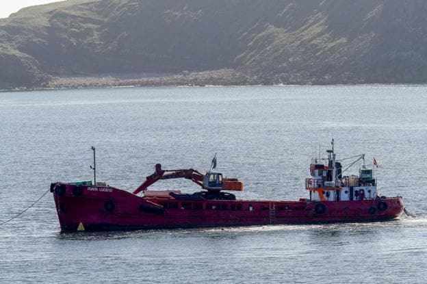 Los trabajos para reflotar la draga hundida en aguas de Suances se han desarrollado durante todo el verano. 