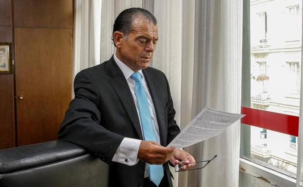 Fernández Rincón repasa el contenido de un documento en su despacho de la calle Ruiz Tagle. 