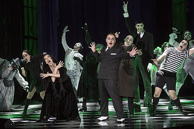 La Familia Addams llegó ayer a Santander. Son 28 artistas entre cantantes, actores, bailarines, acróbatas y músicos. :: javier cotera