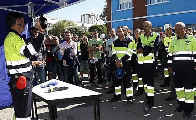 Taller sobre protección de manos celebrado el miércoles en Solvay. 