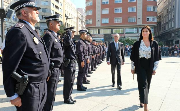 La alcaldesa pasa revista al cuerpo de la Policía Local