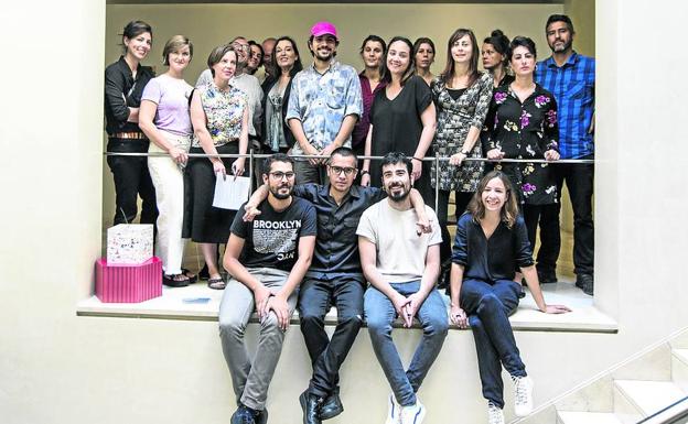 Artistas participantes en el taller, junto con Cristina Iglesias, Benjamin Weil y Maddi Rotaeche. 