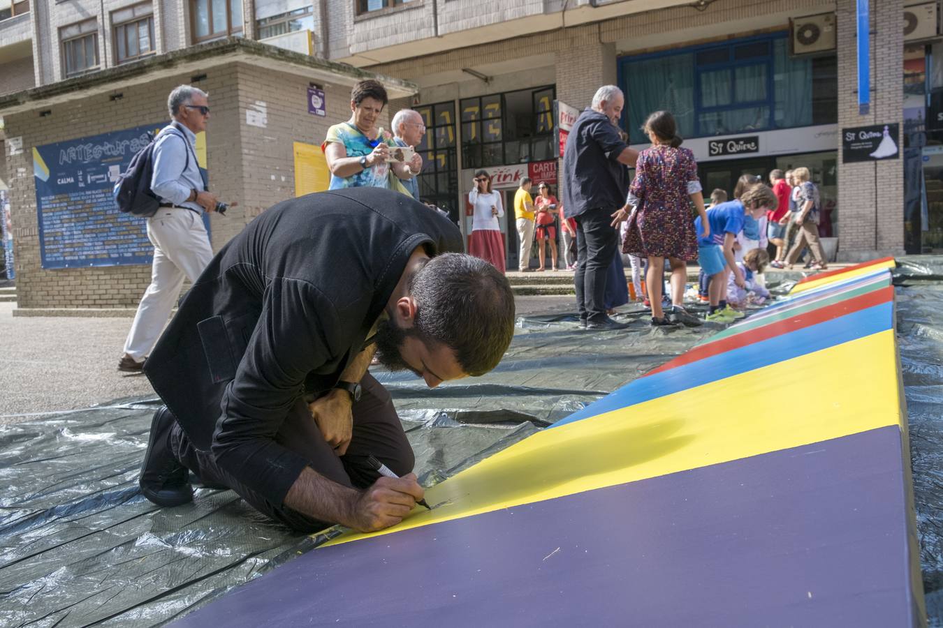 El festival ARTEcturaS se celebra este 30 de septiembre en la Plaza de las Cervezas de Santander y sus actividades se desarrollan en un efímero teatro romano construido con pacas de paja.