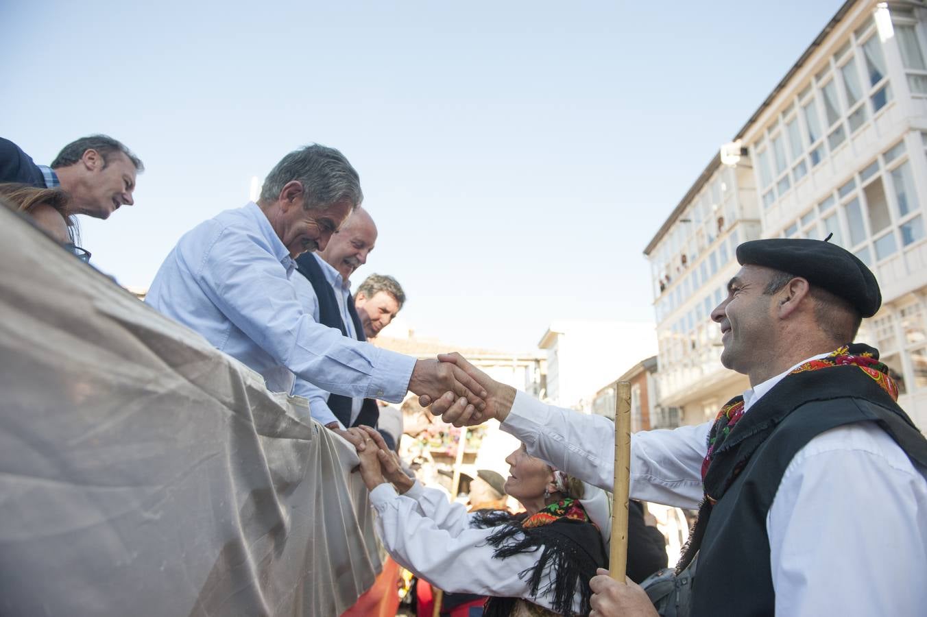 El desfile de carretas ha puesto fin a las fiestas de San Mateo en Reinosa, con el tradicional paseo de carros que, tirados por bueyes o vacas, representan escenas tradicionales de la vida rural de la comarca