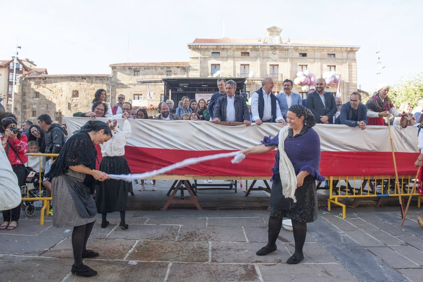 El desfile de carretas ha puesto fin a las fiestas de San Mateo en Reinosa, con el tradicional paseo de carros que, tirados por bueyes o vacas, representan escenas tradicionales de la vida rural de la comarca