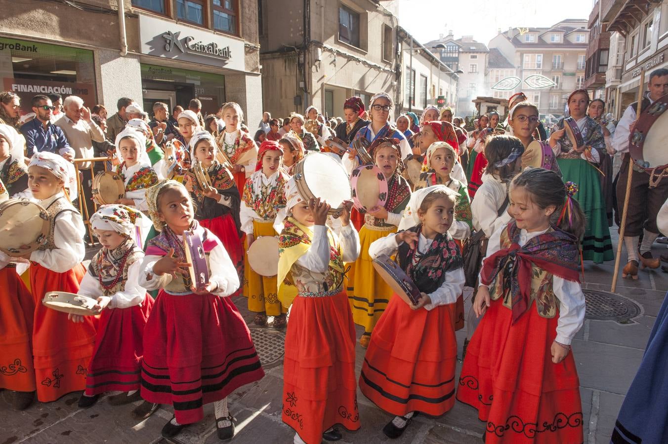 El desfile de carretas ha puesto fin a las fiestas de San Mateo en Reinosa, con el tradicional paseo de carros que, tirados por bueyes o vacas, representan escenas tradicionales de la vida rural de la comarca