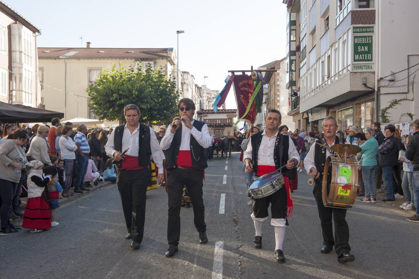 El desfile de carretas ha puesto fin a las fiestas de San Mateo en Reinosa, con el tradicional paseo de carros que, tirados por bueyes o vacas, representan escenas tradicionales de la vida rural de la comarca