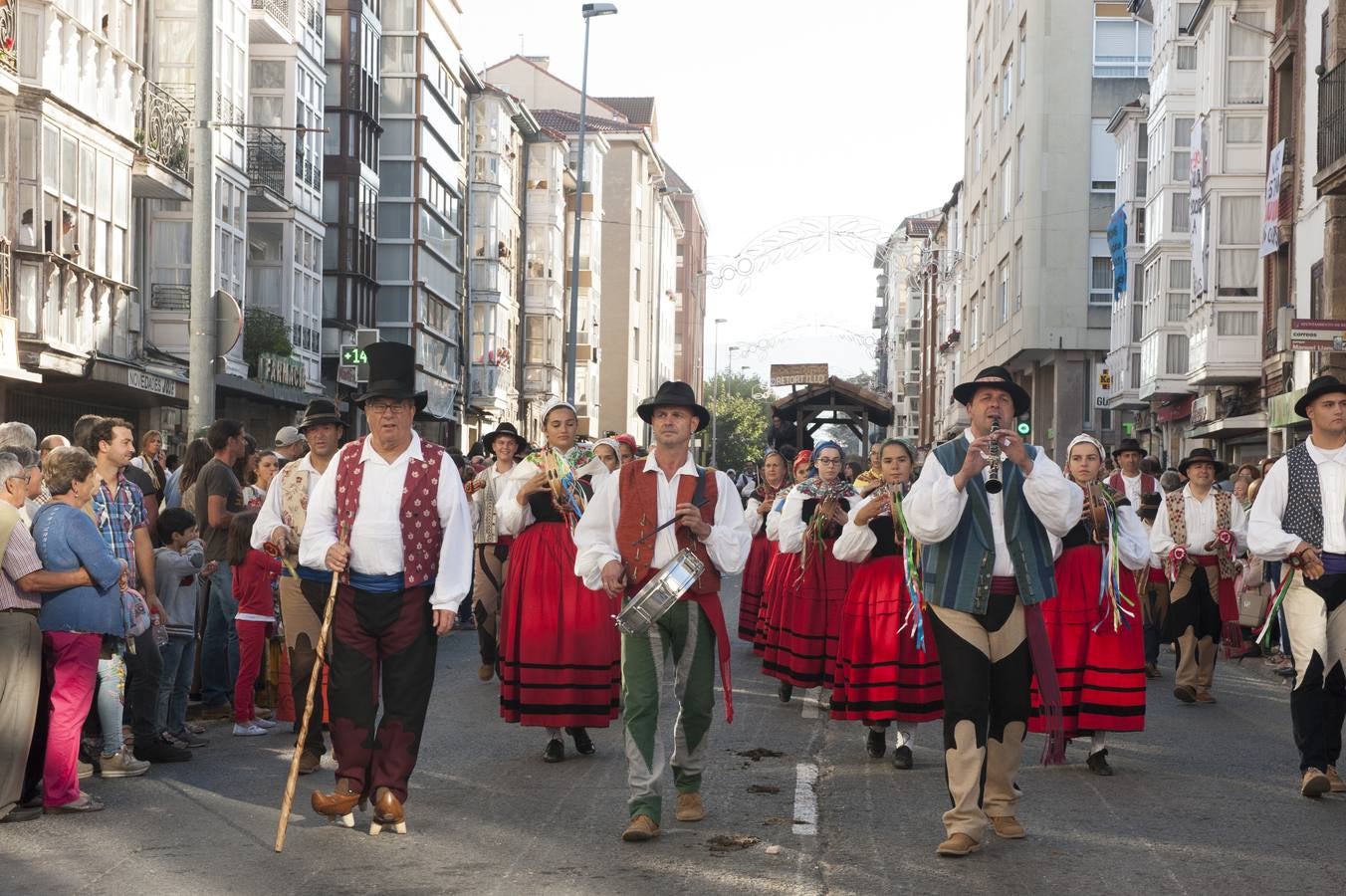 El desfile de carretas ha puesto fin a las fiestas de San Mateo en Reinosa, con el tradicional paseo de carros que, tirados por bueyes o vacas, representan escenas tradicionales de la vida rural de la comarca