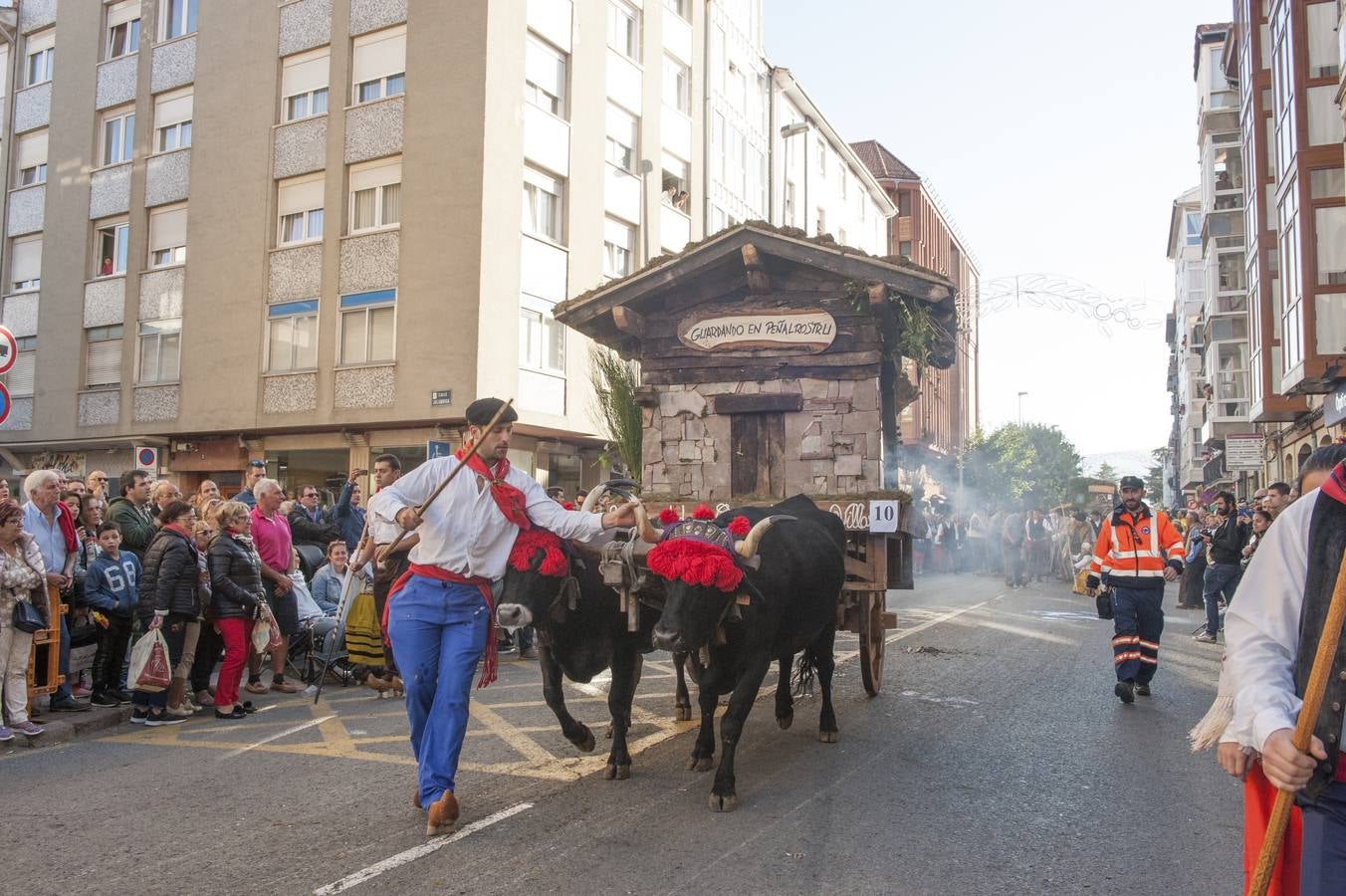 El desfile de carretas ha puesto fin a las fiestas de San Mateo en Reinosa, con el tradicional paseo de carros que, tirados por bueyes o vacas, representan escenas tradicionales de la vida rural de la comarca