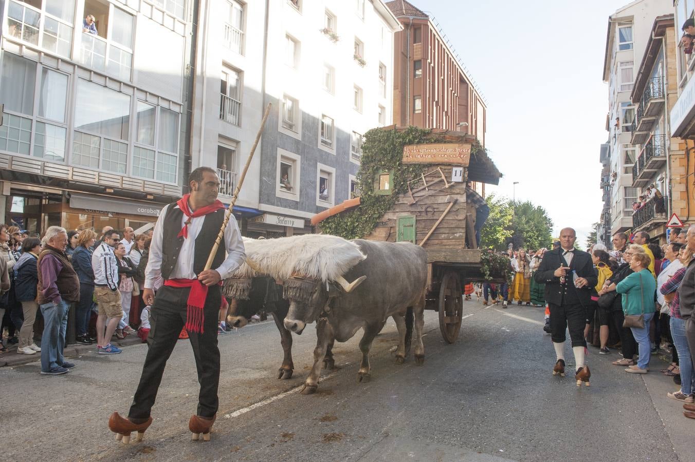 El desfile de carretas ha puesto fin a las fiestas de San Mateo en Reinosa, con el tradicional paseo de carros que, tirados por bueyes o vacas, representan escenas tradicionales de la vida rural de la comarca