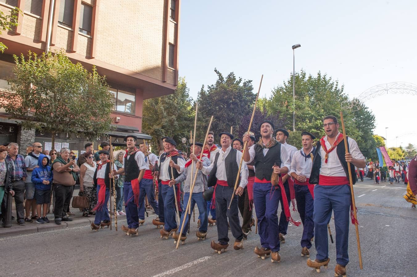 El desfile de carretas ha puesto fin a las fiestas de San Mateo en Reinosa, con el tradicional paseo de carros que, tirados por bueyes o vacas, representan escenas tradicionales de la vida rural de la comarca