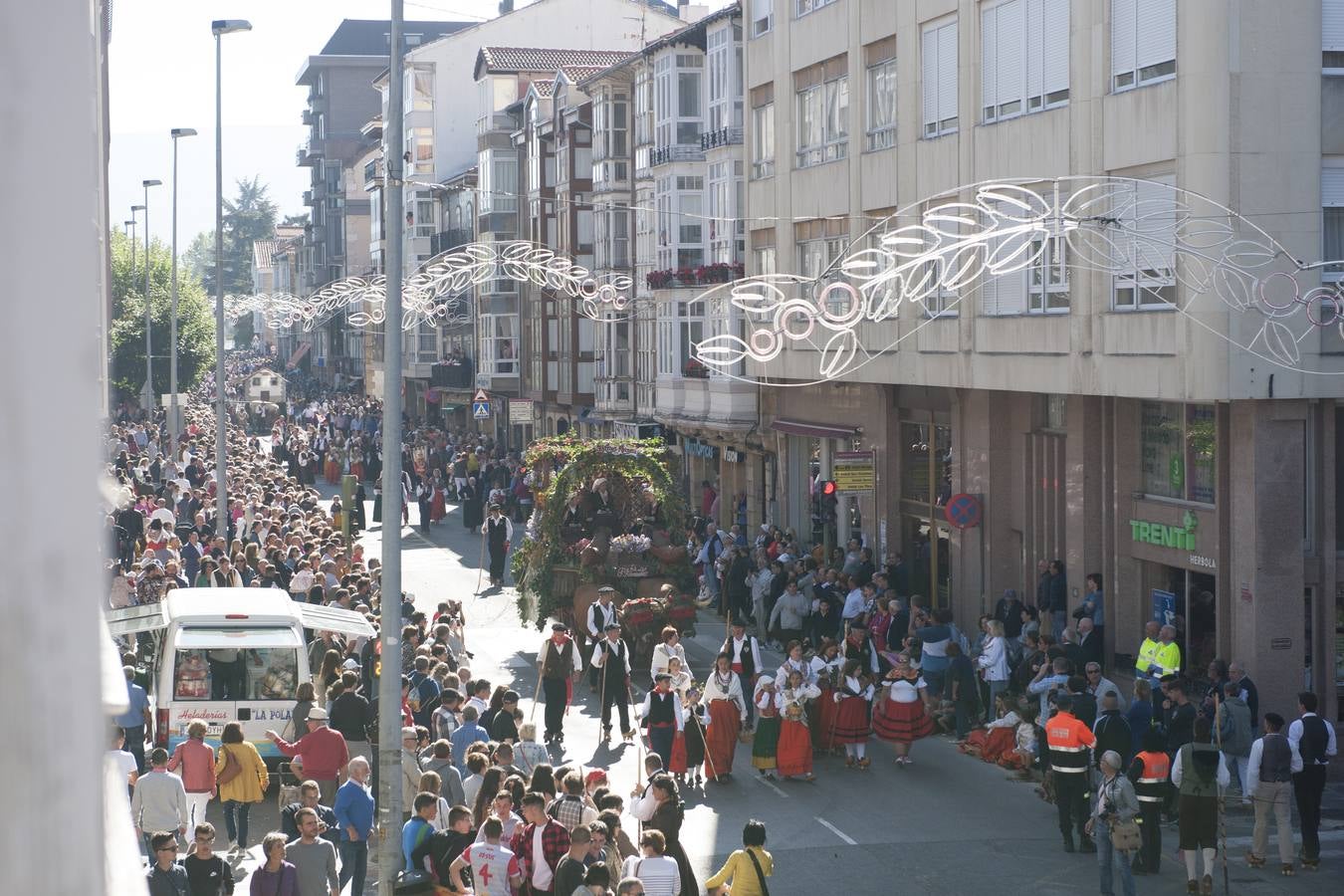 El desfile de carretas ha puesto fin a las fiestas de San Mateo en Reinosa, con el tradicional paseo de carros que, tirados por bueyes o vacas, representan escenas tradicionales de la vida rural de la comarca