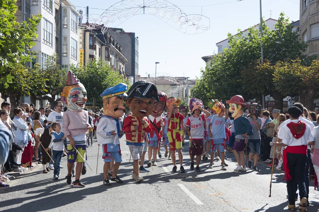 El desfile de carretas ha puesto fin a las fiestas de San Mateo en Reinosa, con el tradicional paseo de carros que, tirados por bueyes o vacas, representan escenas tradicionales de la vida rural de la comarca