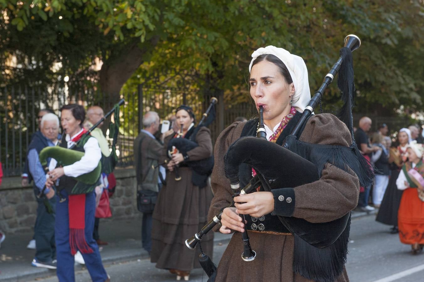 El desfile de carretas ha puesto fin a las fiestas de San Mateo en Reinosa, con el tradicional paseo de carros que, tirados por bueyes o vacas, representan escenas tradicionales de la vida rural de la comarca