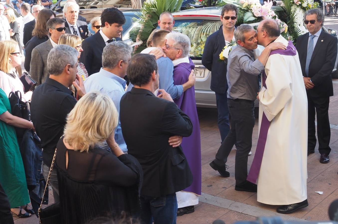 El cuerpo de la golfista cántabra Celia Baquín Arozamena, que fue asesinada el 17 de septiembre en el estado de Iowa, donde vivía, llegó ayer por la tarde a la región tras aterrizar por la mañana en Madrid, y se instaló la capilla ardiente en Torrelavega, donde este domingo por la tarde se ha celebrado el funeral, en la iglesia de la Virgen Grande.