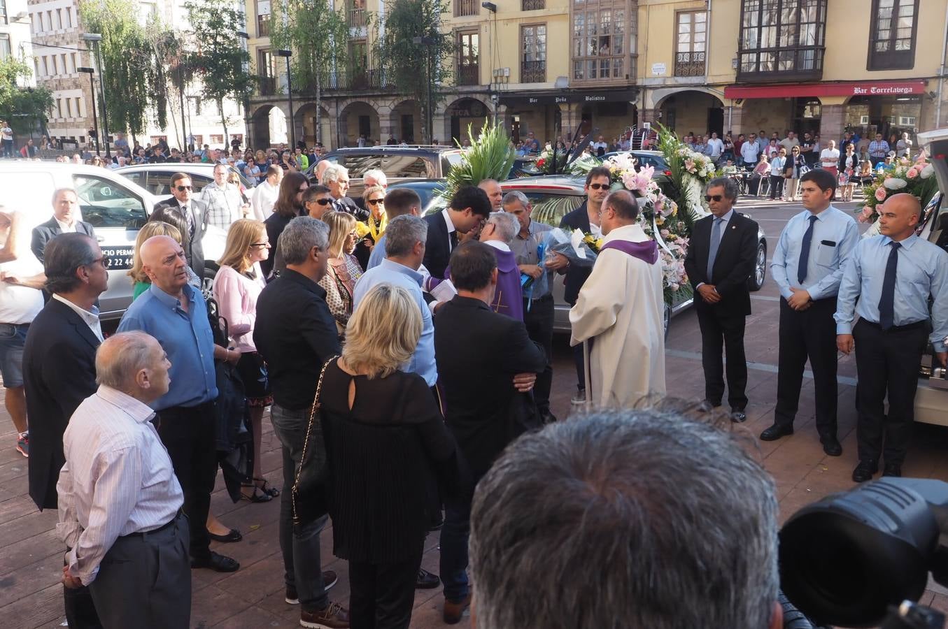 El cuerpo de la golfista cántabra Celia Baquín Arozamena, que fue asesinada el 17 de septiembre en el estado de Iowa, donde vivía, llegó ayer por la tarde a la región tras aterrizar por la mañana en Madrid, y se instaló la capilla ardiente en Torrelavega, donde este domingo por la tarde se ha celebrado el funeral, en la iglesia de la Virgen Grande.