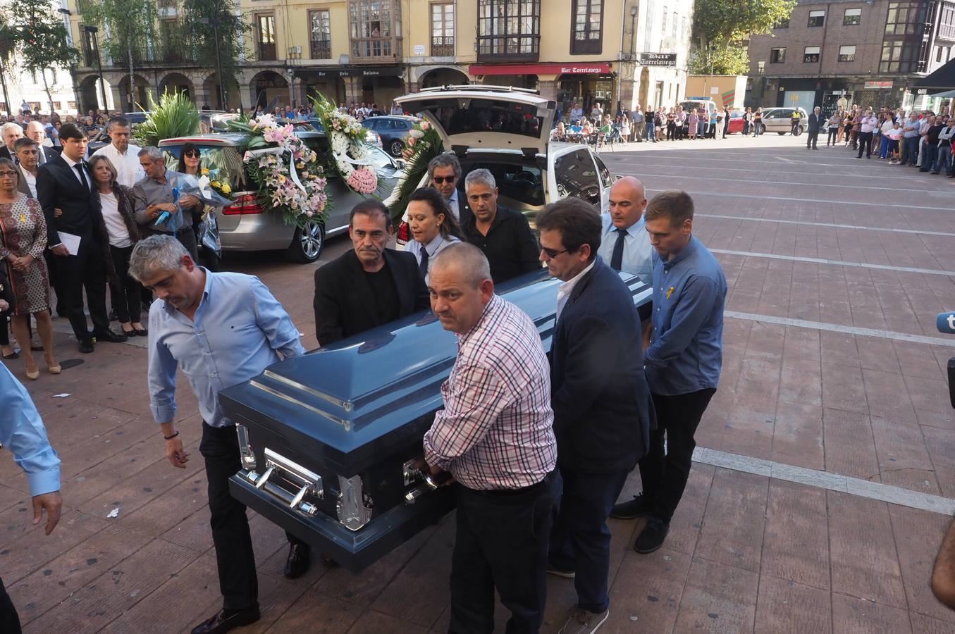 El cuerpo de la golfista cántabra Celia Baquín Arozamena, que fue asesinada el 17 de septiembre en el estado de Iowa, donde vivía, llegó ayer por la tarde a la región tras aterrizar por la mañana en Madrid, y se instaló la capilla ardiente en Torrelavega, donde este domingo por la tarde se ha celebrado el funeral, en la iglesia de la Virgen Grande.