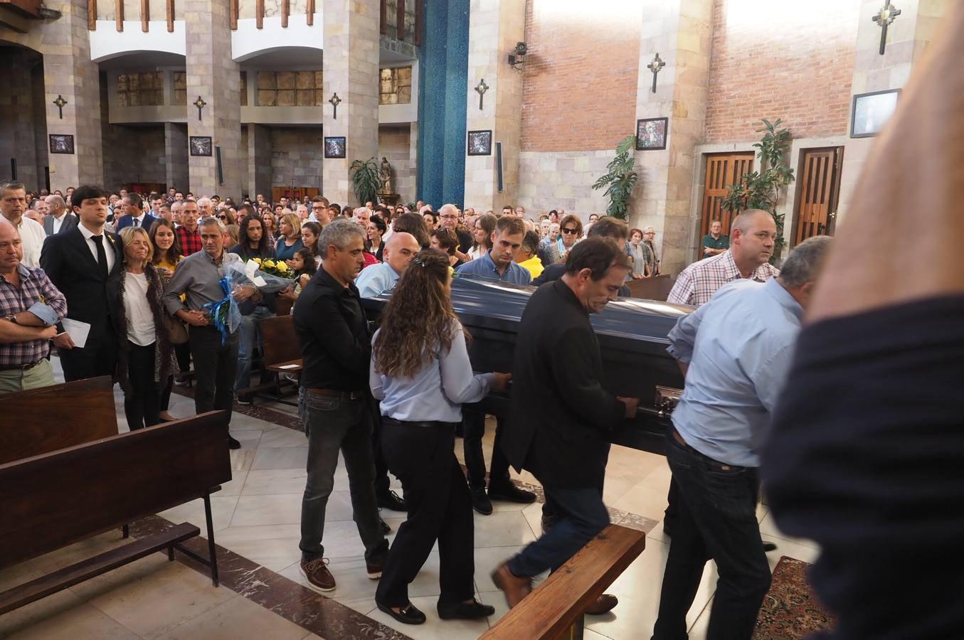 El cuerpo de la golfista cántabra Celia Baquín Arozamena, que fue asesinada el 17 de septiembre en el estado de Iowa, donde vivía, llegó ayer por la tarde a la región tras aterrizar por la mañana en Madrid, y se instaló la capilla ardiente en Torrelavega, donde este domingo por la tarde se ha celebrado el funeral, en la iglesia de la Virgen Grande.