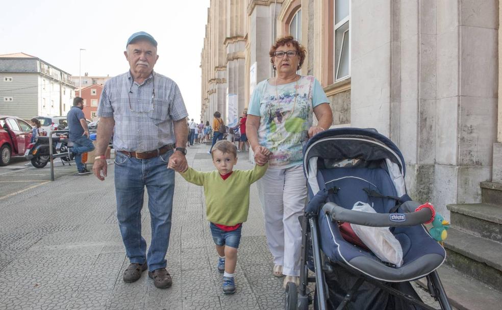 Antonio y Sabrina recogen cada día a su nieto de dos años en el Colegio Salesianos. 