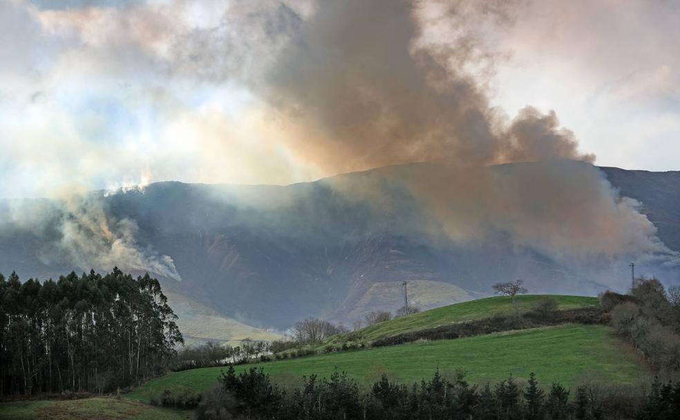 Imagen de archivo del humo de un incendio en la zona de Cabuérniga.