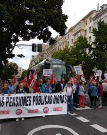 Imagen secundaria 2 - Los pensionistas cortan el tráfico en Santander para exigir que se respeten sus derechos