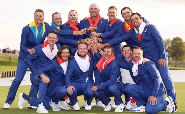 Los jugadores de Europa y su capitán Thomas Björn, que posan con la copa, lucieron los lazos amarillos en honor a Celia Barquín, en las solapas de sus chaquetas.