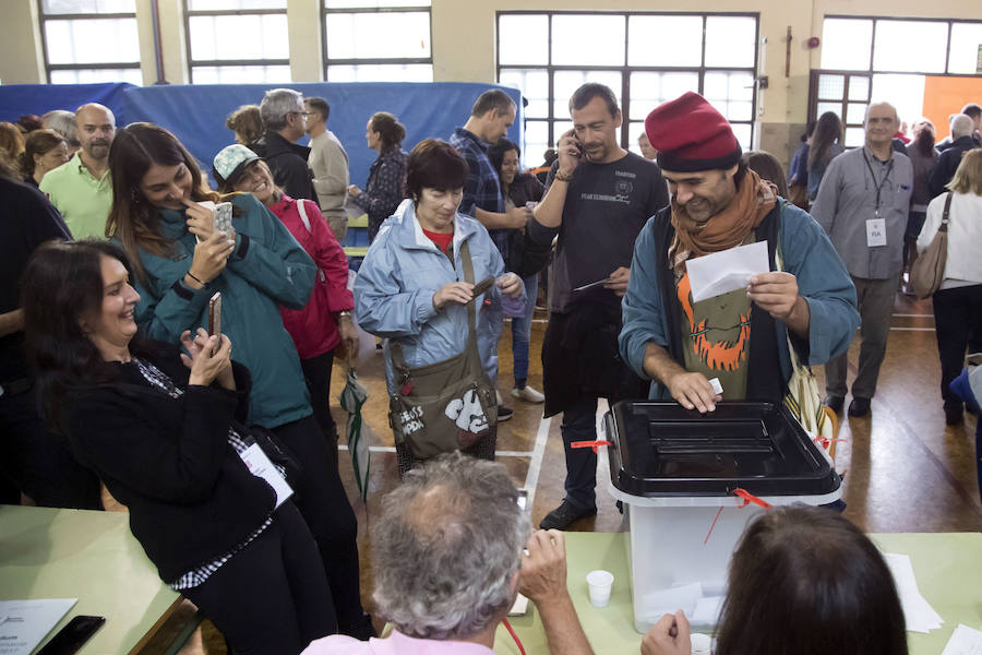 08:00. Apertura de los colegios electorales. Comienza la votación.