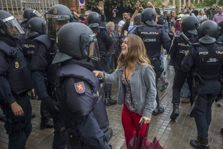 08:14. Comienzan los desalojos de personas que quieren votar en algunos colegios (a partir de ahí se suceden las manifestaciones y agresiones).