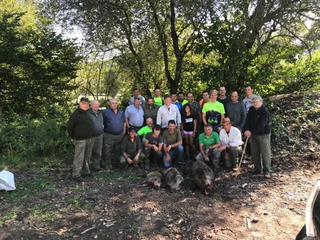 Integrantes de la cuadrilla de Francisco Galguera, con los tres jabalíes abatidos en Monte Aa. 