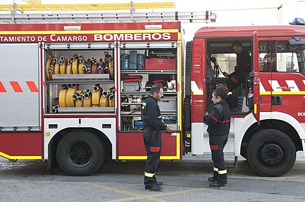 Bomberos de Camargo, junto a uno de los camiones del servicio. 