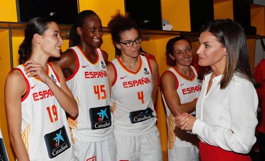 La reina Letizia felicita a las jugadoras de la selección española tras lograr el bronce. 