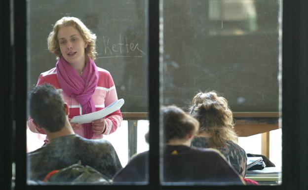 Una profesora dando clase en un instituto de secundaria.