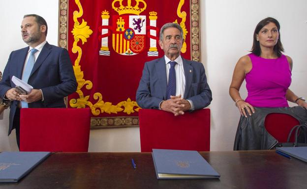 El presidente de Cantabria, Miguel Ángel Revilla, saluda a la alcaldesa de Santander, Gema Igual, en presencia del ministro de Fomento, José Luis Ábalos.