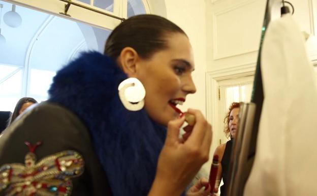 La modelo Silvia López se retoca los labios antes de salir a la pasarela