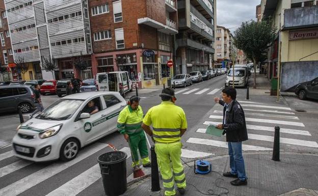 Operarios municipales durante los trabajos de colocación de las nuevas señales de tráfico verticales 