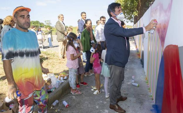 El consejero de Educación y Cultura pinta un grafiti en presencia de Okuda. 