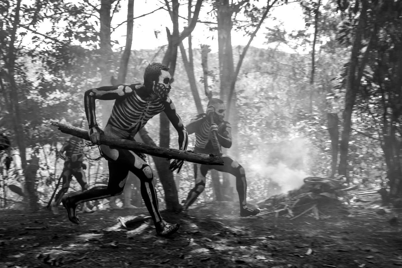 Ritual de los esqueletos de la tribu simbu (Papúa Nueva Guinea). 