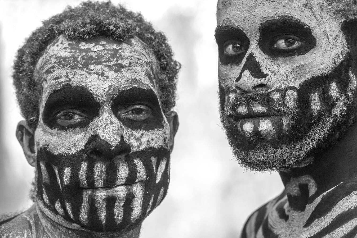 Ritual de los esqueletos de la tribu simbu (Papúa Nueva Guinea). 