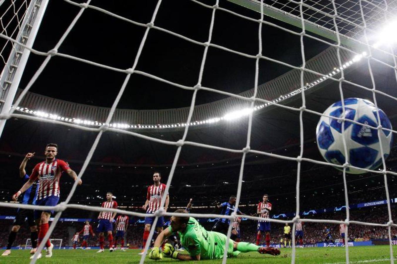 El Atlético de Madrid y el Brujas, durante el partido de la segunda jornada de la Liga de Campeones en el Metropolitano.