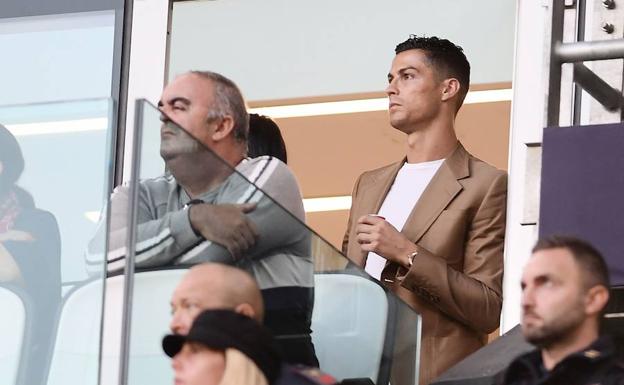 Cristiano Ronaldo, en el palco durante un partido.