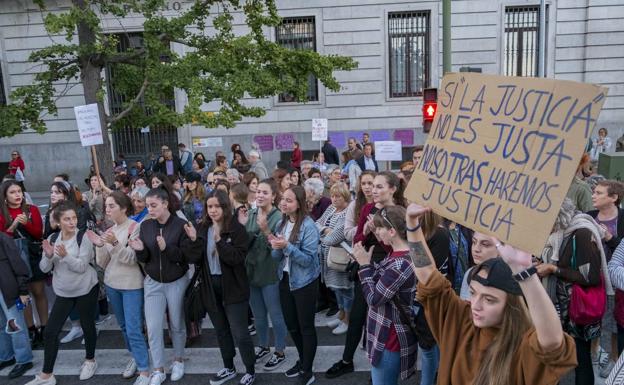 Doscientas personas reclaman en Santander una justicia que frene la violencia contra las mujeres